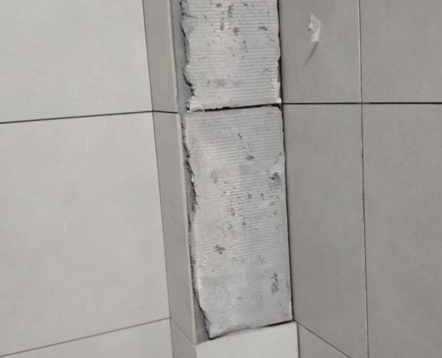 娄底市瓷砖空鼓维修公司分享下瓷砖施工前基层浇水润湿程度不足，可能导致以下问题